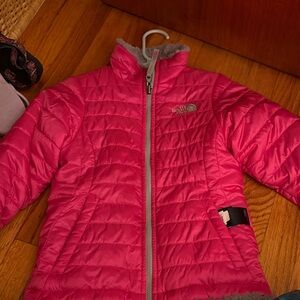The North Face Kids Fuchsia Reservable Puffer Jacket